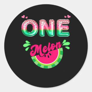 Eine in einer Melon-Mama-Outfit-Geburtstags-Matchi Runder Aufkleber