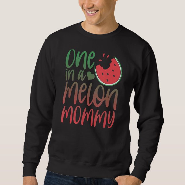 Eine in einer Melon Mommy Matching Family Watermel Sweatshirt (Vorderseite)