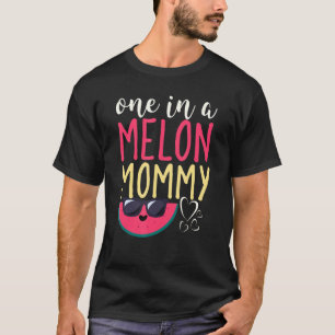 Eine in einer Melon Mommy Mutter Mama Wassermelone T-Shirt
