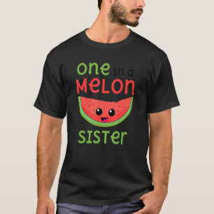 Eine in einer Melon-Party-Sistergruppe, die mit de T-Shirt