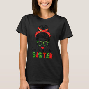 Eine in einer Melon Schwester Messy Bun Watermelon T-Shirt