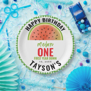 Eine in einer Melone glitzernde Wassermelone zum 1 Pappteller