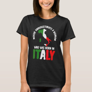 Eine in Italien Geborene Frau nie unterschätzen T-Shirt