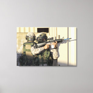 Eine Infanterie kundschaften Ziele seine Waffe Leinwanddruck