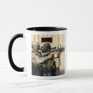 Eine Infanterie kundschaften Ziele seine Waffe Tasse