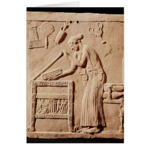 Eine junge Frau, die sie Kleidung in a vereinbart