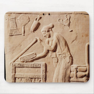 Eine junge Frau, die sie Kleidung in a vereinbart Mousepad