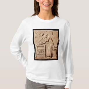 Eine junge Frau, die sie Kleidung in a vereinbart T-Shirt