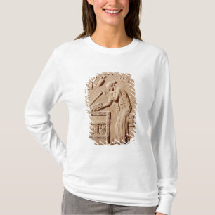 Eine junge Frau, die sie Kleidung in a vereinbart T-Shirt