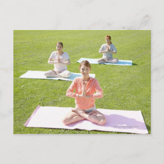 Eine junge Frau, die Yoga macht Postkarte