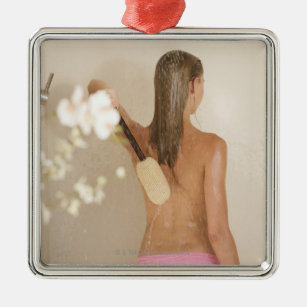 Eine junge Frau in einer Dusche Ornament Aus Metall
