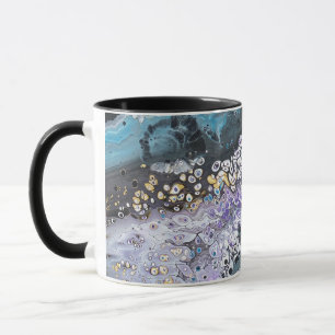 Eine Kaffeemaschine mit lila und blauen Bildern Tasse