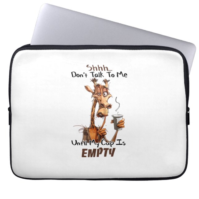 Eine kalte Giraffe mit einer Tasse Kaffee Laptopschutzhülle (Vorderseite)