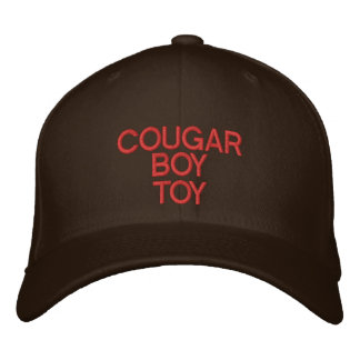 Eine Kappe mit dem "COUGAR BOY TOY" darauf