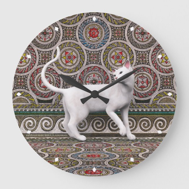 Eine Katze auf der großen Mosaikuhr Große Wanduhr (Vorderseite)