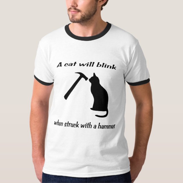 Eine Katze blinkt, wenn sie mit einem Hammer T-Shirt (Vorderseite)