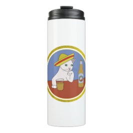 Eine Katze, die einen Sombrero trägt und trinkt Thermosbecher