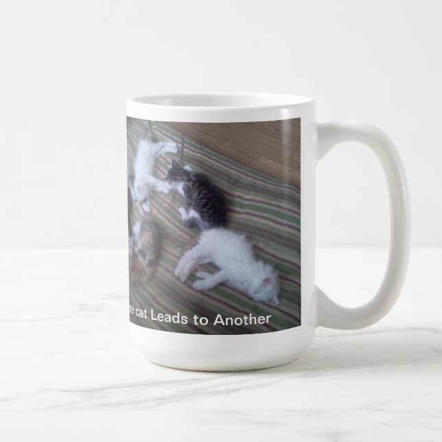 Eine Katze führt zu eine andere Tasse (Rechts)