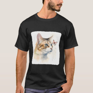 Eine Katze mit einem Schmetterling auf der Nase ne T-Shirt