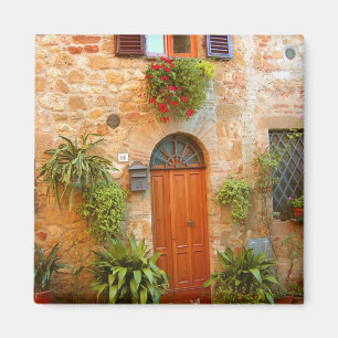 Eine Katze sucht den Eingang zum Haus in Pienza, I Magnet