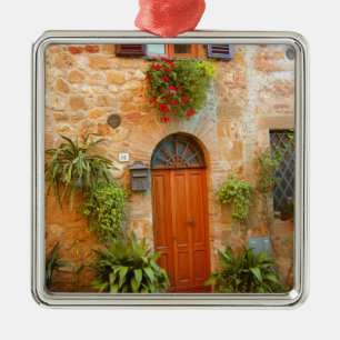 Eine Katze sucht den Eingang zum Haus in Pienza, I Ornament Aus Metall