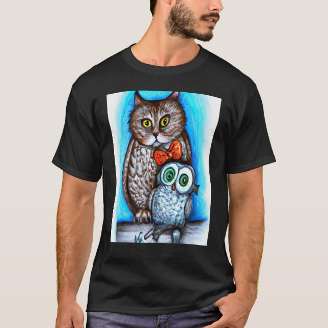 Eine Katze und eine Eule gemischte Kunst T-Shirt (Vorderseite)