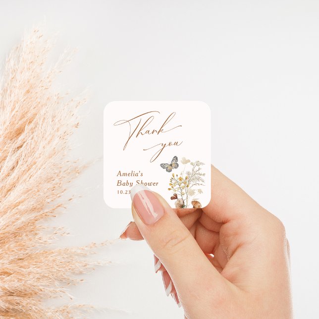 Eine kleine Butterfly Elegante Wildblume Babydusch Quadratischer Aufkleber (Von Creator hochgeladen)