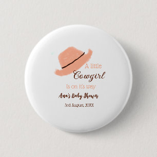 Eine kleine Cowgirl ist auf dem Weg zur orangen Ba Button