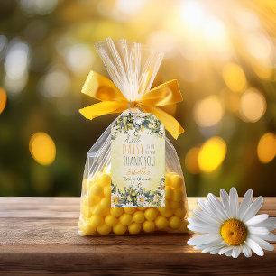 Eine kleine Daisy ist auf dem Weg zur Blumendusche Geschenkanhänger