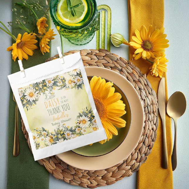 Eine kleine Daisy ist auf dem Weg zur Blumendusche Geschenktütchen ("A Little Daisy Is On The Way!" Daisies Yellow, White and Green Floral Girl Baby Shower Favor Bags)