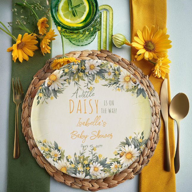 Eine kleine Daisy ist auf dem Weg zur Blumendusche Pappteller ("A Little Daisy Is On The Way!" Daisies Floral Yellow, White and Green Girl Baby Shower Paper Plates)