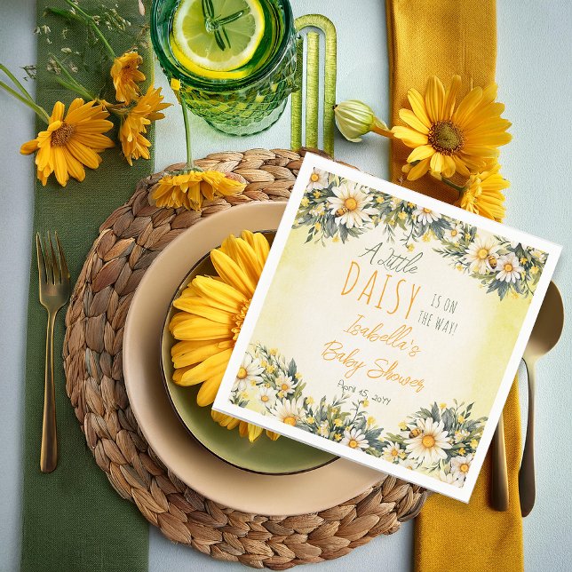 Eine kleine Daisy ist auf dem Weg zur Blumendusche Serviette ("A Little Daisy Is On The Way!" Daisies Yellow, White and Green Floral Baby Shower Paper Napkins )