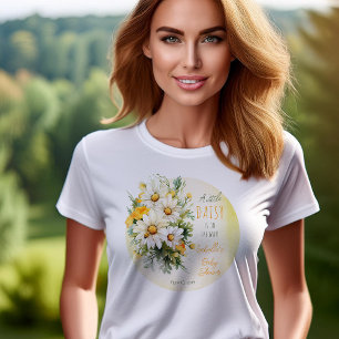 Eine kleine Daisy ist auf dem Weg zur Blumendusche T-Shirt
