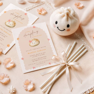 Eine kleine Dumpling auf dem Weg zur Niedlichen Gi Einladung