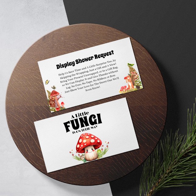 Eine kleine Fungi Baby Dusche Dusche Anfrage Begleitkarte (mushroom baby shower enclosure card woodland forest cottagecore nature whimsical rustic forest wood)
