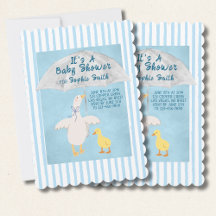 Eine kleine Gans ist unterwegs mit einer Schuhscha