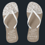 Eine kleine Leckerei für Ihr Tanzfest Burlap & Lac Flip Flops<br><div class="desc">Feiern Sie stilvoll mit diesen trendigen Hochzeitsflips. Dieses Design ist leicht mit Ihrer eigenen Formulierung zu personalisieren und Ihre Gäste werden begeistert sein,  wenn sie diese fabelhaften Gastgeschenke erhalten.</div>