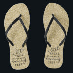 Eine kleine Leckerei für Ihre Tanzfüße- Gold Glitz Flip Flops<br><div class="desc">Feiern Sie stilvoll mit diesen trendigen Hochzeitsflips. Dieses Design ist leicht mit Ihrer eigenen Formulierung zu personalisieren und Ihre Gäste werden begeistert sein,  wenn sie diese fabelhaften Gastgeschenke erhalten.</div>