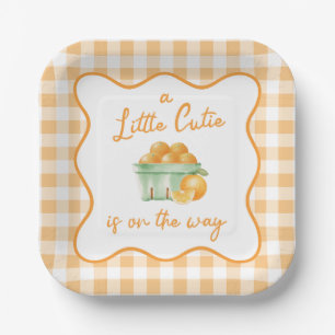 Eine kleine orangefarbene Süsse-Babydusche Pappteller