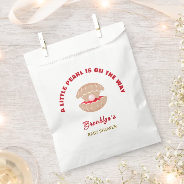 Eine kleine Perle ist auf dem Weg zur Seashell Bab Geschenktütchen (Ausgeschnitten)