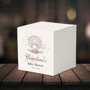 eine kleine Perle unter der Babydusche Geschenkschachtel