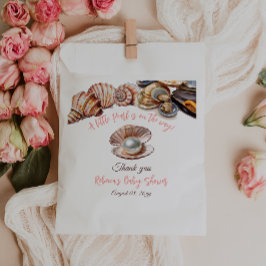 Eine kleine Perle unter der Kinderdusche des Meere Geschenktütchen