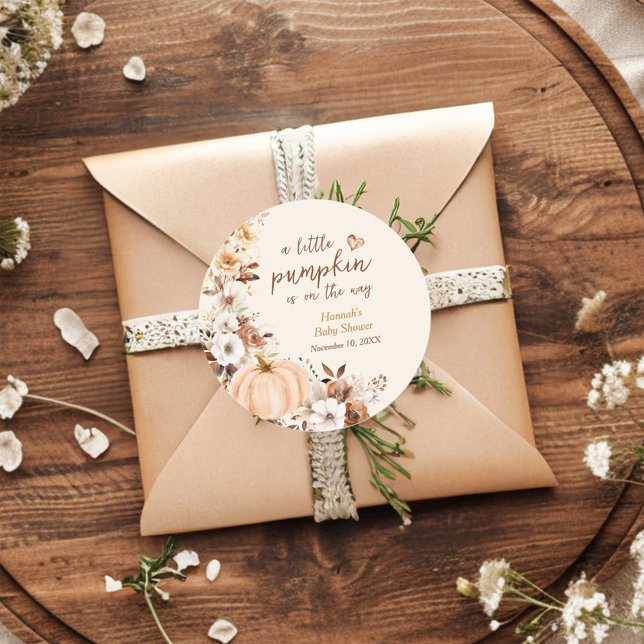 Eine kleine Pumpkin Floral Baby Dusche Runder Aufkleber (Von Creator hochgeladen)