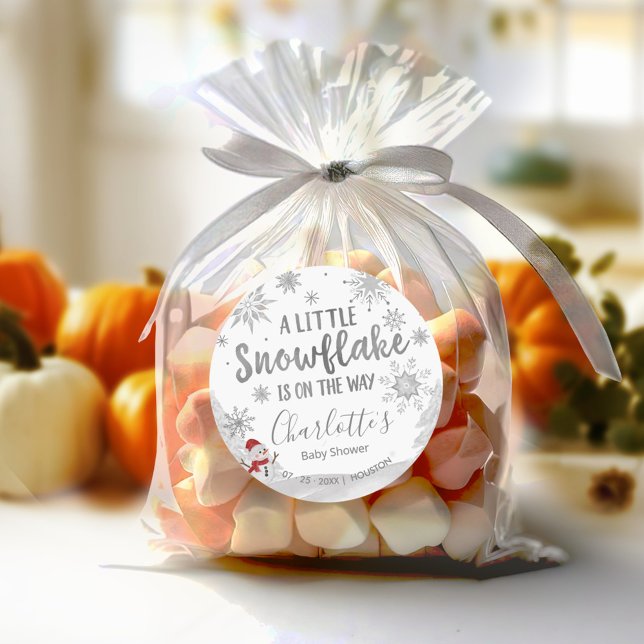 Eine kleine Schneeflocke Graue Babydusche Runder Aufkleber (Von Creator hochgeladen)