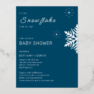 Eine kleine Schneeflocke ist auf dem Weg Blau Folie Einladungspostkarte