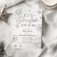 Eine kleine Schneeflocke ist auf dem Weg zum Baby-