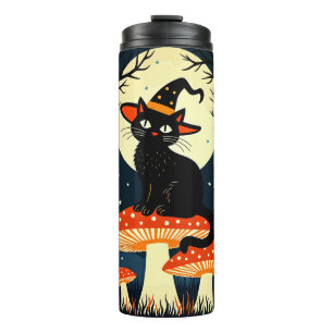 Eine kleine schwarze Hexenkatze sitzt auf einem Fl Thermosbecher