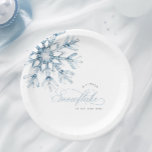 Eine kleine Snowflake Blue Baby Dusche Pappteller<br><div class="desc">Feiern Sie die Ankunft Ihres kleinen Mädchens mit unseren "A Little Snowflake Blue Baby Shower Paper Teller". Mit einer zarten blauen Aquarellschneeflocke. Der elegante Script-Schriftart fügt eine klassische Touch hinzu. Ideal für eine Babydusche im Winter.</div>