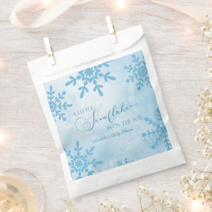 Eine kleine Snowflake Winter Wonderland Baby Dusch Geschenktütchen