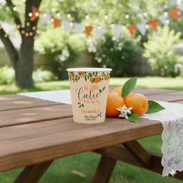 Eine kleine Süsse auf dem Weg zur orangefarbenen B Pappbecher